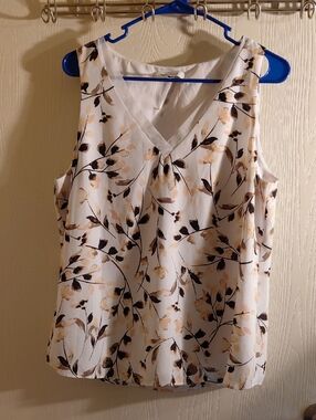 White House Black Market White Floral V-Neck Sleeveless Camisole